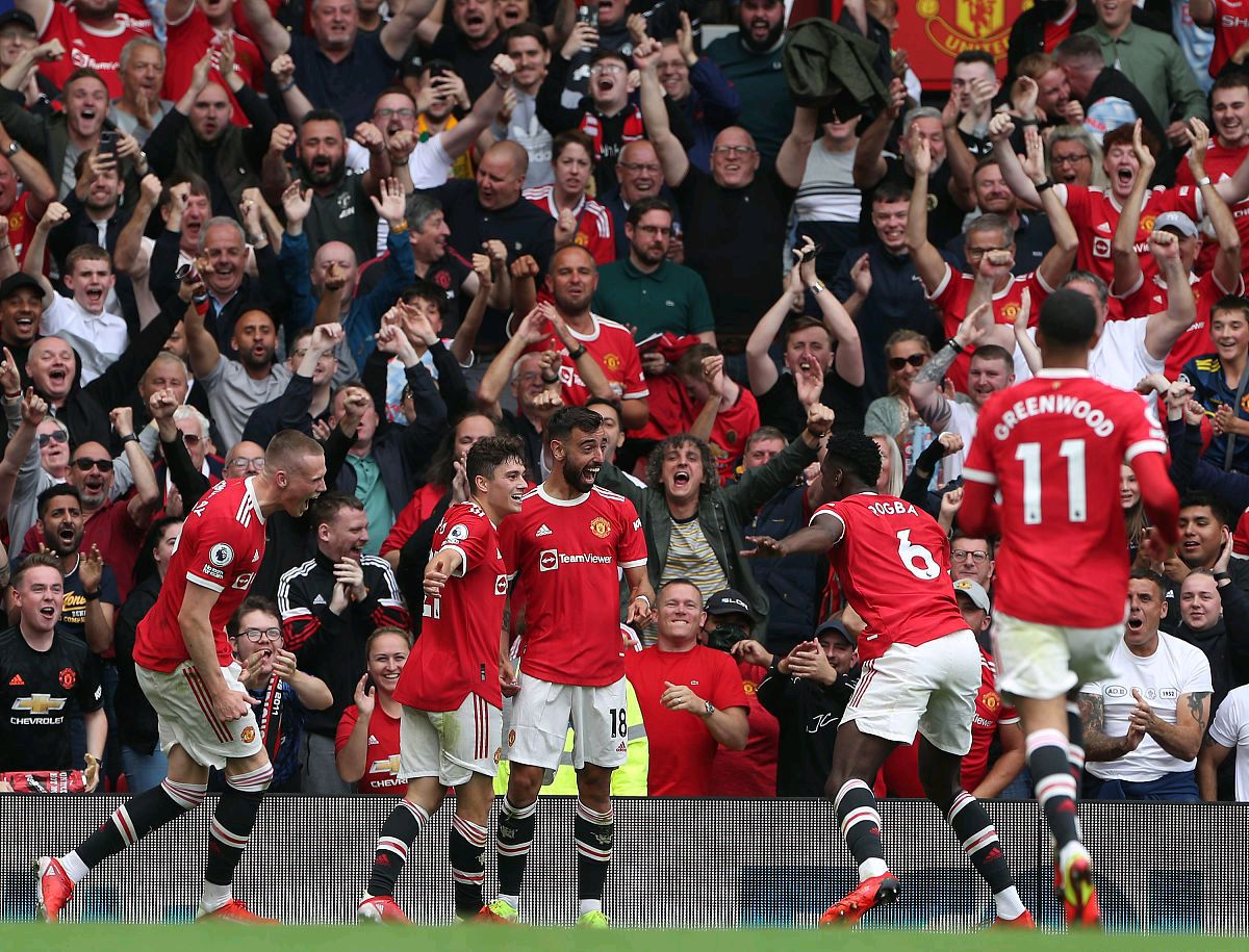 球迷怒喷后蹇韬回应：输球又怎么样？随后被韦世豪、甘超拦下（被球迷怒喷后，蹇韬回怼：输球怎么了？随即被韦世豪、甘超拉住）