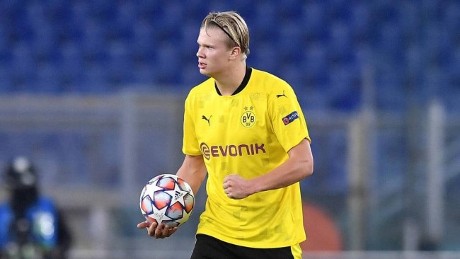 太疼了，萨勒马克尔斯被对手踩中后在地上抽动（萨勒马克尔斯遭对手踩踏后痛苦倒地抽搐）