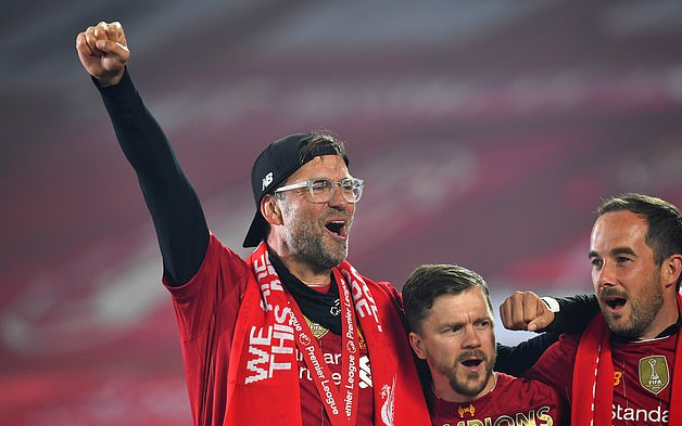 防线漏洞频出 对手屡屡冲击（防守屡现破绽 对手频频冲击）