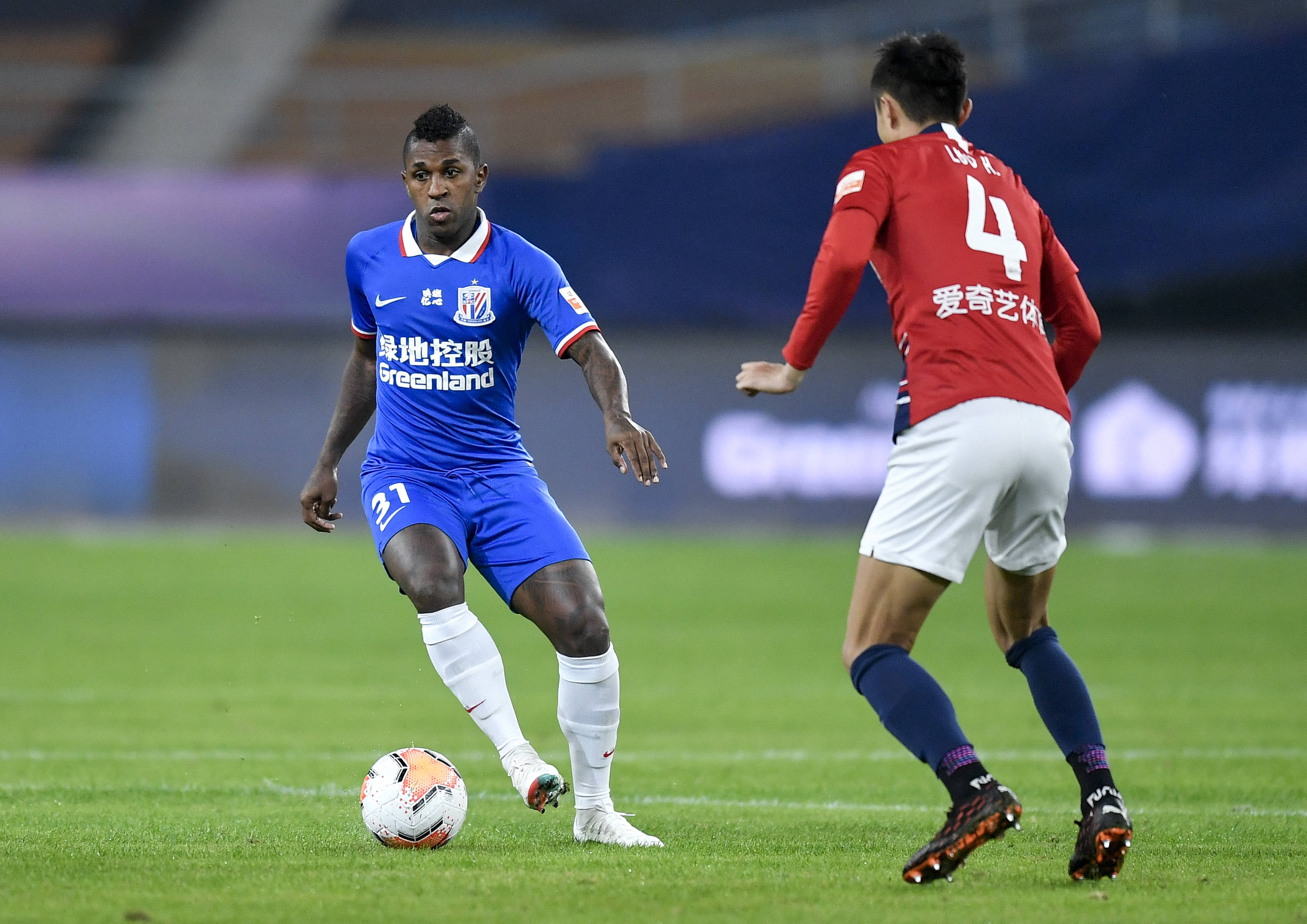 欧足联谈迪亚斯红牌：与对手腿部有强烈不合理接触，危及安全（欧足联回应迪亚斯红牌：对手腿部遭过度不当接触，存在安全风险）