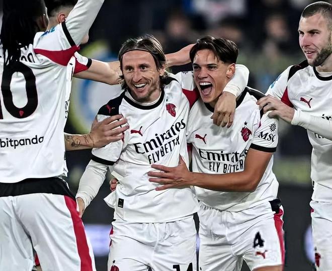 英超半场：沃尔特马德挑射破门，纽卡暂3-0埃弗顿（英超半场战报：沃尔特马德挑射建功，纽卡暂以3-0领先埃弗顿）