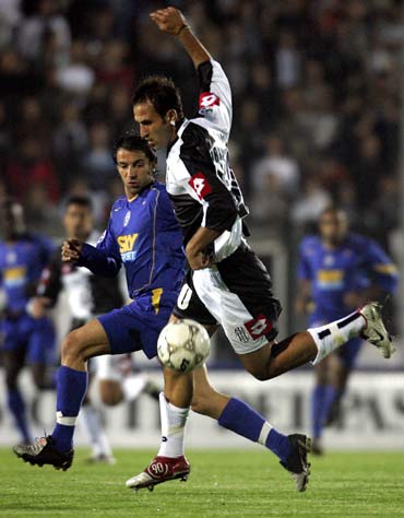 扛起球队！字母哥半场10中8，得到19分8篮板3助攻（半场统治！字母哥10投8中砍下19分8篮板3助攻，力扛全队）