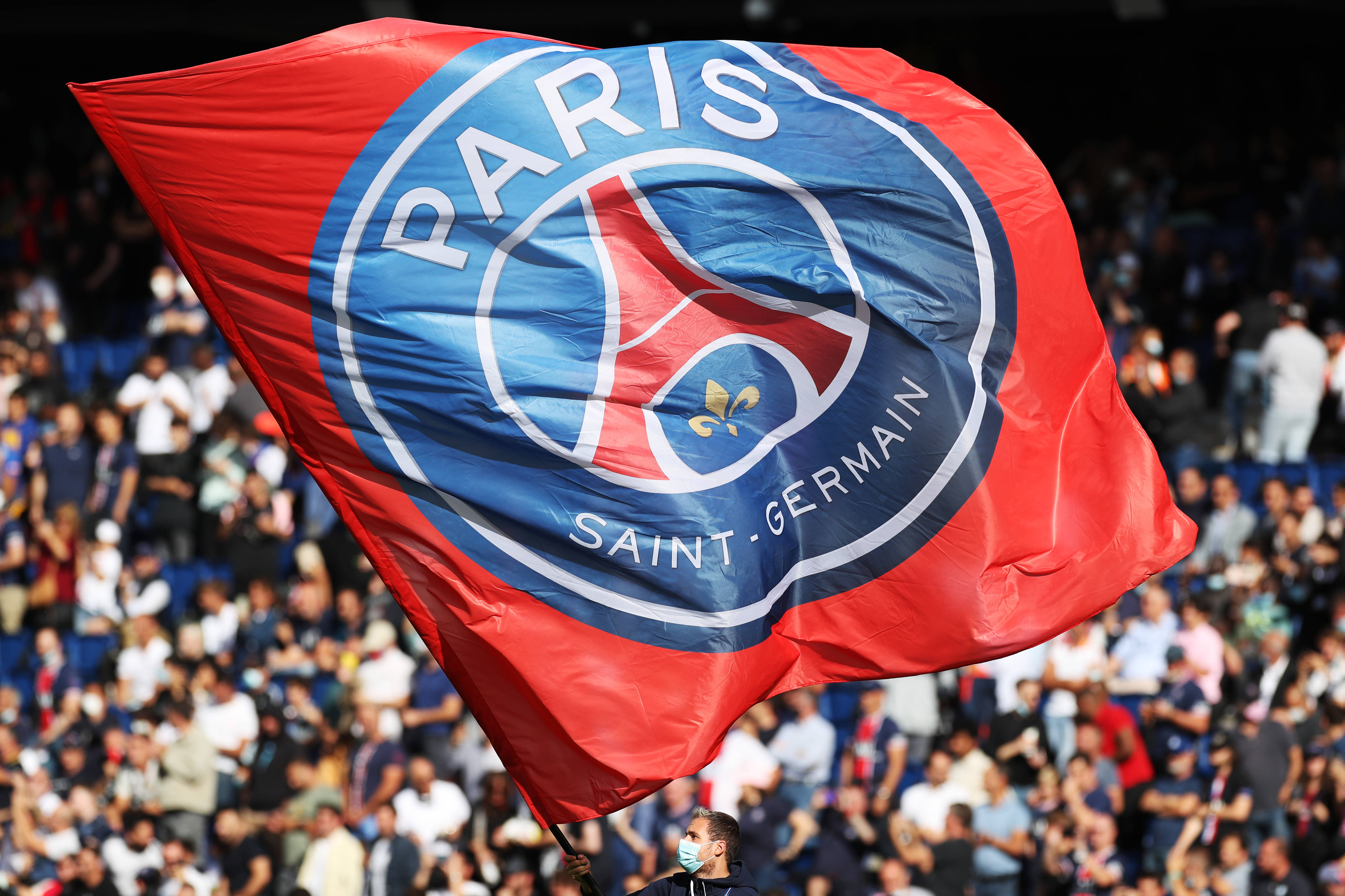 被拍到手上有“美甲”，汪士钦社媒收到网友大量攻击性评论（手部“美甲”照曝光，汪士钦社媒遭大量攻击性留言涌入）