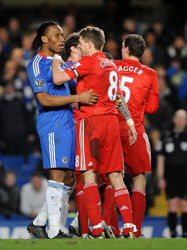 巴萨遭遇危险对手！法兰克福进攻凶猛防守漏洞百出，欧冠生死战提前上演（欧冠生死前哨战：巴萨硬碰法兰克福，对手进攻凶猛、后防漏洞频出）