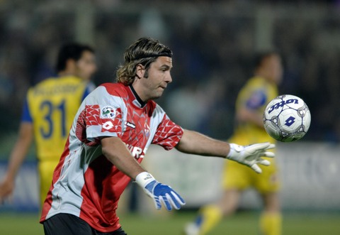 姆巴佩左腿肌肉不适缺席欧冠对阵曼城（姆巴佩因左腿肌肉不适无缘欧冠战曼城）