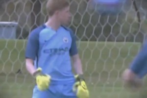 梅西职业生涯获得13座联赛冠军：西甲10冠、法甲2冠、美职联1冠（梅西生涯联赛13冠：西甲10冠、法甲2冠、美职联1冠）